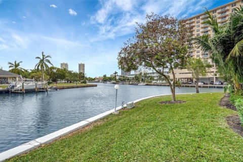 Condo in Hallandale Beach, Florida, 2 bedrooms № 1959087 - photo 25