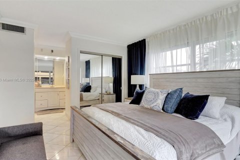 Condo in Hallandale Beach, Florida, 2 bedrooms № 1959087 - photo 16