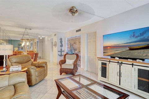 Condo in Hallandale Beach, Florida, 2 bedrooms № 1959087 - photo 11