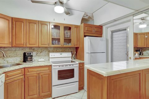 Condo in Hallandale Beach, Florida, 2 bedrooms № 1959087 - photo 7