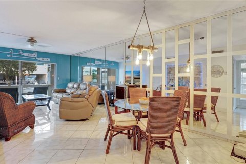 Condo in Hallandale Beach, Florida, 2 bedrooms № 1959087 - photo 8