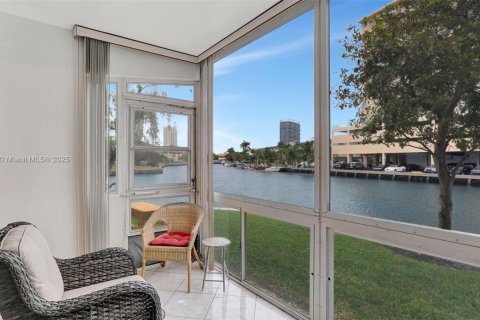 Condo in Hallandale Beach, Florida, 2 bedrooms № 1959087 - photo 3