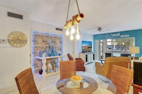 Condo in Hallandale Beach, Florida, 2 bedrooms № 1959087 - photo 9