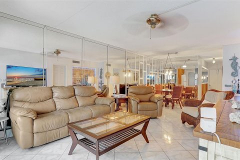 Condo in Hallandale Beach, Florida, 2 bedrooms № 1959087 - photo 12