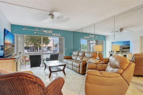 Condo in Hallandale Beach, Florida, 2 bedrooms № 1959087 - photo 10