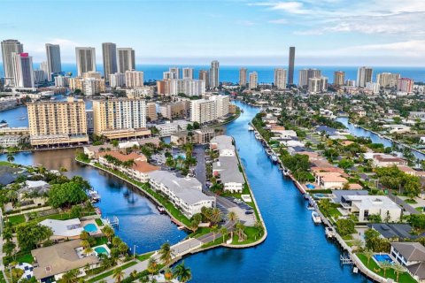 Condo in Hallandale Beach, Florida, 2 bedrooms № 1959087 - photo 1