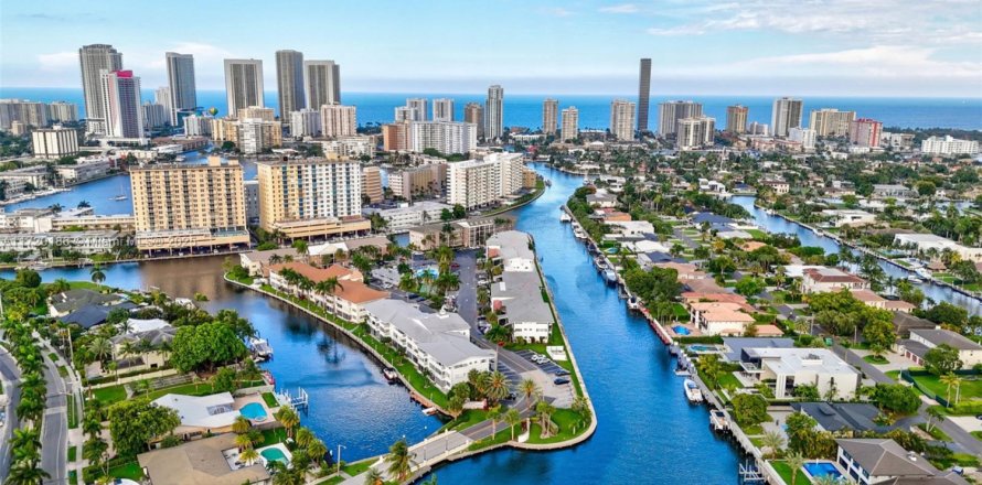 Condo in Hallandale Beach, Florida, 2 bedrooms № 1959087