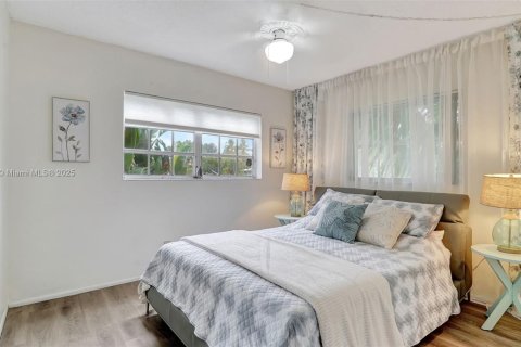 Condo in Hallandale Beach, Florida, 2 bedrooms № 1959087 - photo 18