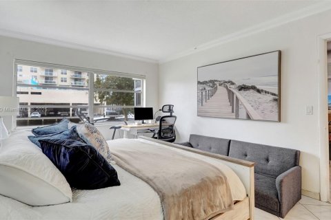 Condo in Hallandale Beach, Florida, 2 bedrooms № 1959087 - photo 15