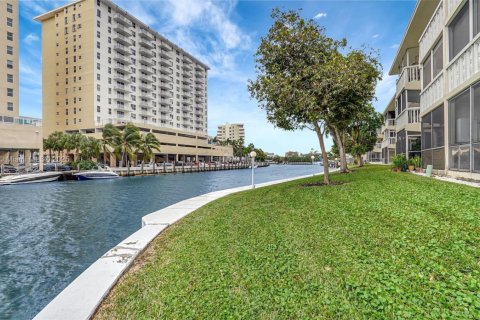 Condo in Hallandale Beach, Florida, 2 bedrooms № 1959087 - photo 2