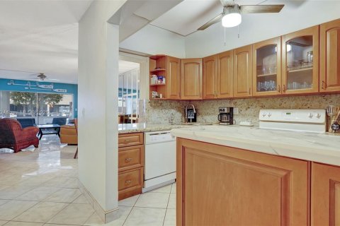Condo in Hallandale Beach, Florida, 2 bedrooms № 1959087 - photo 5