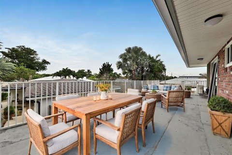 House in Pompano Beach, Florida 5 bedrooms, 219.34 sq.m. № 2083169 - photo 7