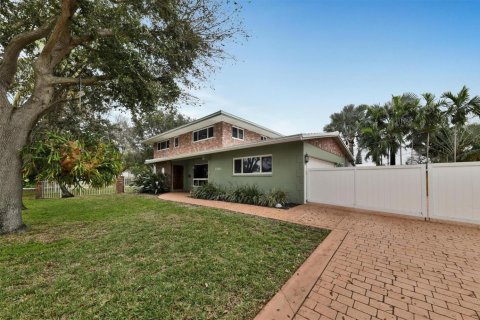 House in Pompano Beach, Florida 5 bedrooms, 219.34 sq.m. № 2083169