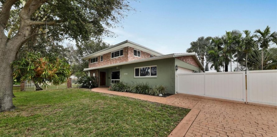 House in Pompano Beach, Florida 5 bedrooms, 219.34 sq.m. № 2083169