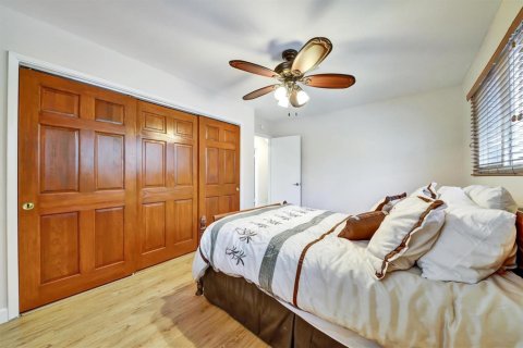 House in Pompano Beach, Florida 5 bedrooms, 219.34 sq.m. № 2083169 - photo 21