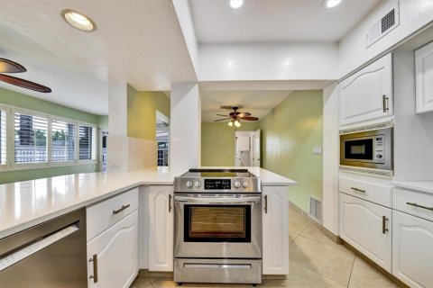 House in Pompano Beach, Florida 5 bedrooms, 219.34 sq.m. № 2083169 - photo 8