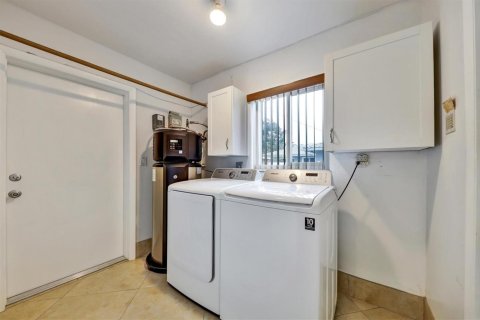 House in Pompano Beach, Florida 5 bedrooms, 219.34 sq.m. № 2083169 - photo 11