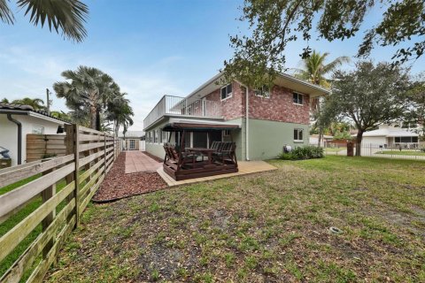 House in Pompano Beach, Florida 5 bedrooms, 219.34 sq.m. № 2083169 - photo 16