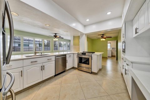 House in Pompano Beach, Florida 5 bedrooms, 219.34 sq.m. № 2083169 - photo 10