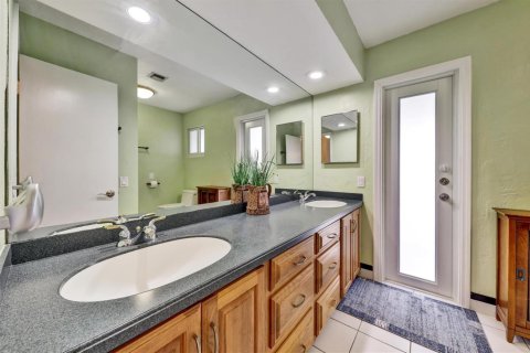 House in Pompano Beach, Florida 5 bedrooms, 219.34 sq.m. № 2083169 - photo 12