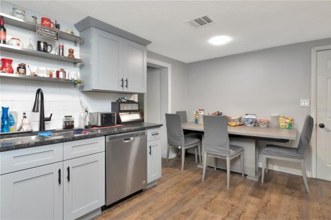 House in Holiday, Florida 4 bedrooms, 103.68 sq.m. № 1800121 - photo 7