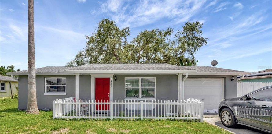 House in Holiday, Florida 4 bedrooms, 103.68 sq.m. № 1800121