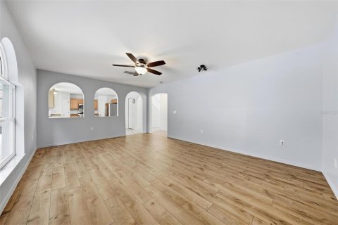 Villa ou maison à vendre à Orlando, Floride: 4 chambres, 199 m2 № 2418327 - photo 9