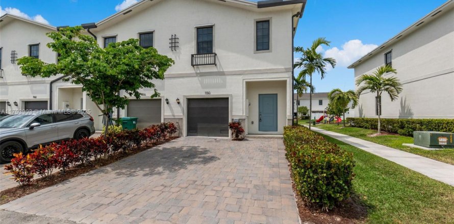 Townhouse in Florida City, Florida 3 bedrooms, 138.24 sq.m. № 1596501