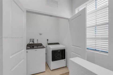 Townhouse in Florida City, Florida 3 bedrooms, 138.24 sq.m. № 1596501 - photo 8