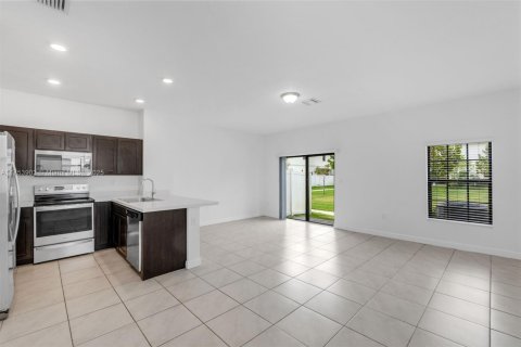 Townhouse in Florida City, Florida 3 bedrooms, 138.24 sq.m. № 1596501 - photo 2