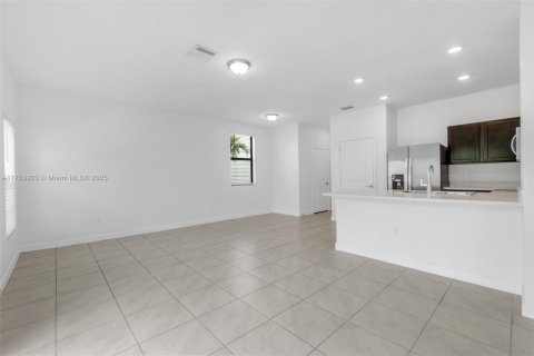 Townhouse in Florida City, Florida 3 bedrooms, 138.24 sq.m. № 1596501 - photo 4