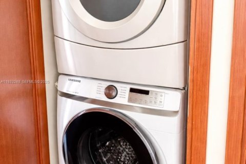 Condo in Surfside, Florida, 2 bedrooms № 1991169 - photo 4