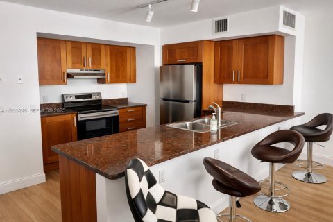 Condo in Surfside, Florida, 2 bedrooms № 1991169 - photo 3