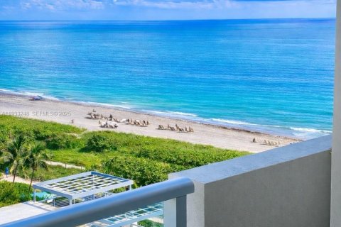 Condo in Surfside, Florida, 2 bedrooms № 1991169 - photo 1