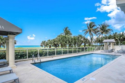 Condo in Surfside, Florida, 2 bedrooms № 1991169 - photo 5