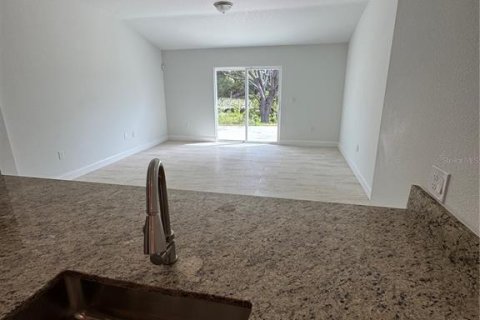 House in Deltona, Florida 4 bedrooms, 148.64 sq.m. № 2238704 - photo 4