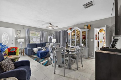 Casa en venta en Tampa, Florida, 4 dormitorios, 168.25 m2 № 2103541 - foto 2