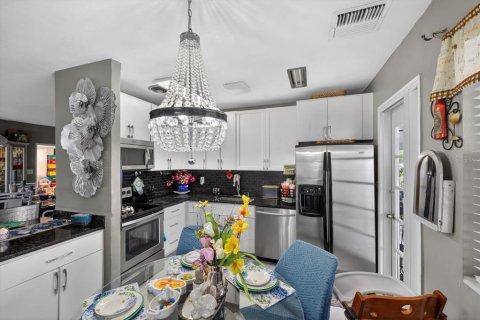 Casa en venta en Tampa, Florida, 4 dormitorios, 168.25 m2 № 2103541 - foto 6