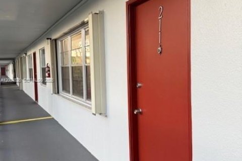 Condo in Pembroke Pines, Florida, 1 bedroom  № 2068755 - photo 2