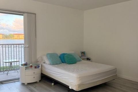 Condo in Pembroke Pines, Florida, 1 bedroom  № 2068755 - photo 12