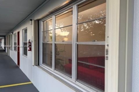 Condo in Pembroke Pines, Florida, 1 bedroom  № 2068755 - photo 16