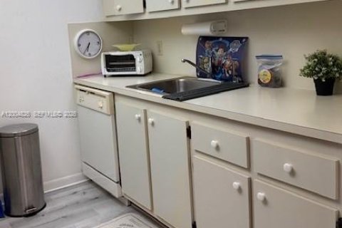 Condo in Pembroke Pines, Florida, 1 bedroom  № 2068755 - photo 9