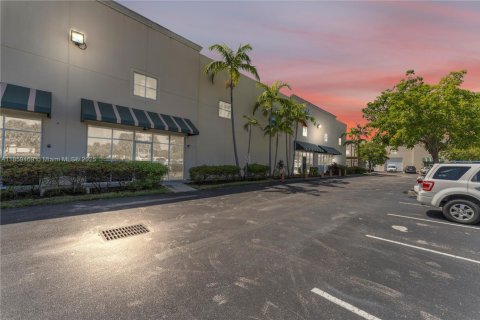 Propiedad comercial en venta en Pompano Beach, Florida № 1888084 - foto 2