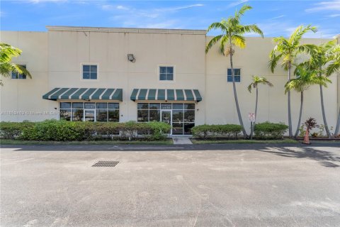 Propiedad comercial en venta en Pompano Beach, Florida № 1888084 - foto 1