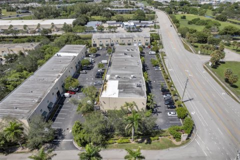 Propiedad comercial en venta en Pompano Beach, Florida № 1888084 - foto 27