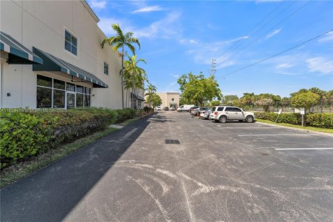 Propiedad comercial en venta en Pompano Beach, Florida № 1888084 - foto 9