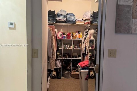 Condo in Pembroke Pines, Florida, 1 bedroom  № 2064500 - photo 12