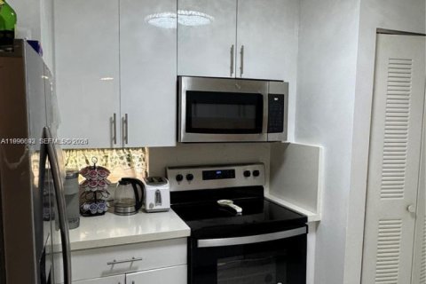 Condo in Pembroke Pines, Florida, 1 bedroom  № 2064500 - photo 9
