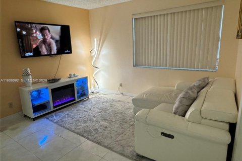 Condo in Pembroke Pines, Florida, 1 bedroom  № 2064500 - photo 4