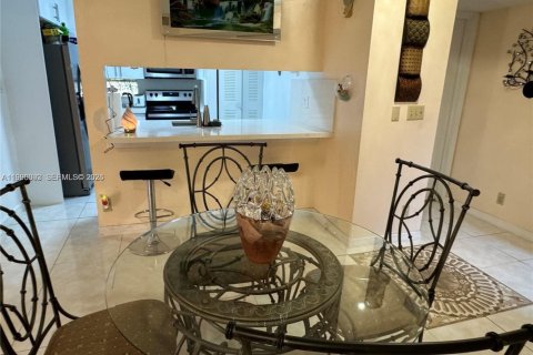 Condo in Pembroke Pines, Florida, 1 bedroom  № 2064500 - photo 5